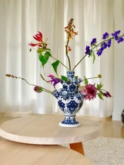 Tulpenvaas - 31 Cm - &Klevering - Tulpenvaas Delfts Blauw - Cadeau Voor Vrouw - Relatiegeschenk - Holland Souvenir - Cadeau Moeder - Housewarming Cadeau 13 Tulpenvaas - 31 Cm - &Klevering - Tulpenvaas Delfts Blauw - Cadeau Voor Vrouw - Relatiegeschenk - Holland Souvenir - Cadeau Moeder - Housewarming Cadeau -klevering Winkel 900x1200