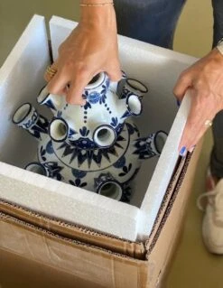 Tulpenvaas - 31 Cm - &Klevering - Tulpenvaas Delfts Blauw - Cadeau Voor Vrouw - Relatiegeschenk - Holland Souvenir - Cadeau Moeder - Housewarming Cadeau 11 Tulpenvaas - 31 Cm - &Klevering - Tulpenvaas Delfts Blauw - Cadeau Voor Vrouw - Relatiegeschenk - Holland Souvenir - Cadeau Moeder - Housewarming Cadeau -klevering Winkel 930x1200